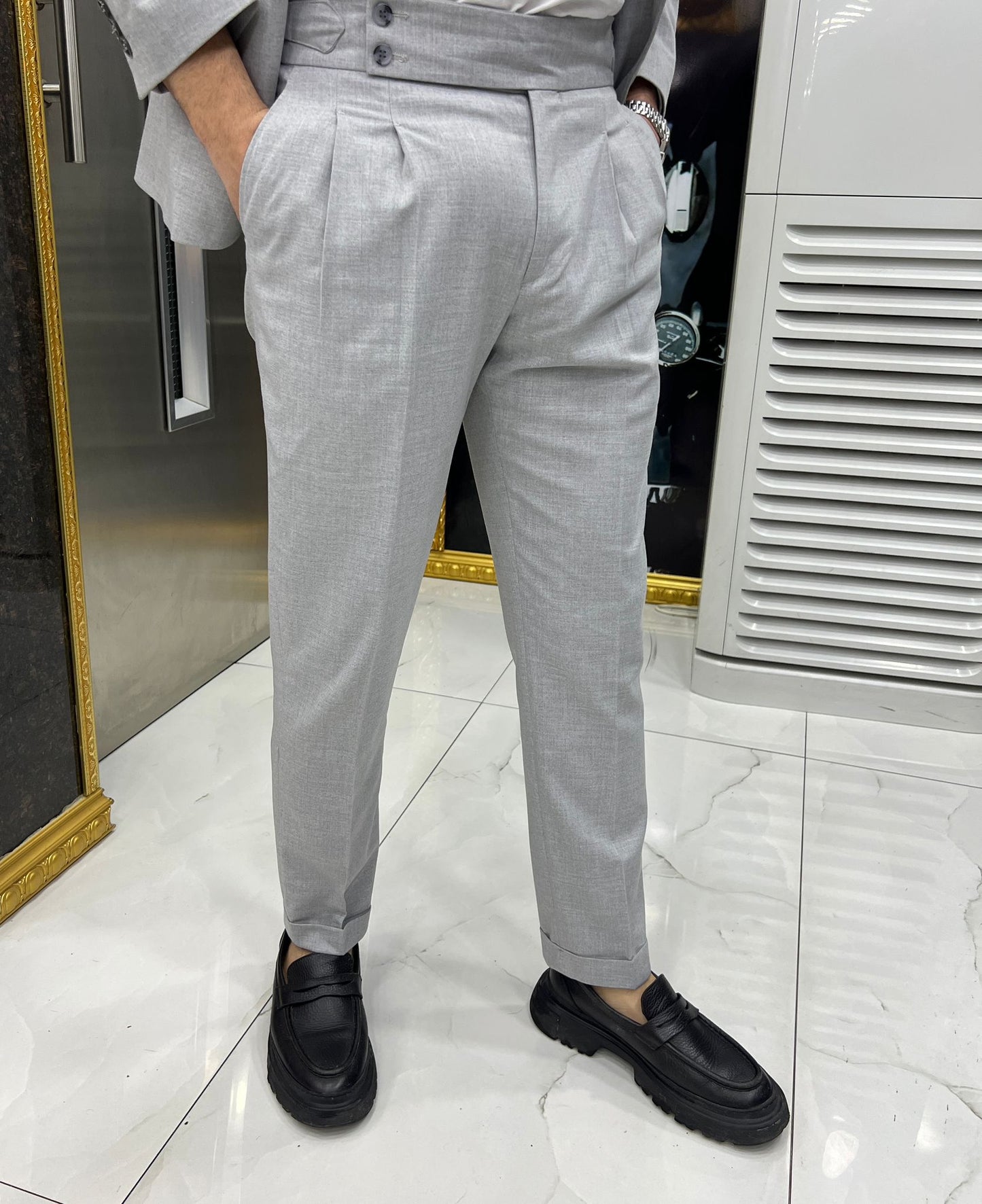 Pantalone classico con pence vita alta