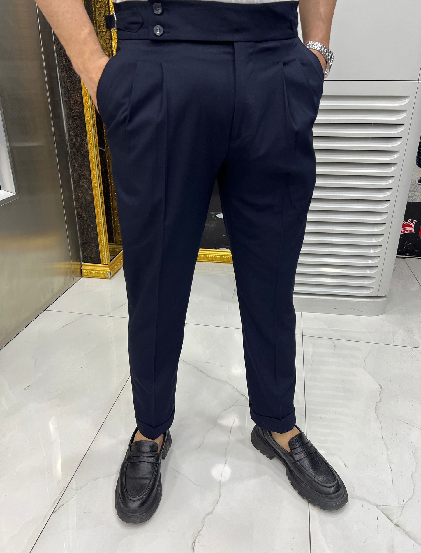 Pantalone classico con pence vita alta