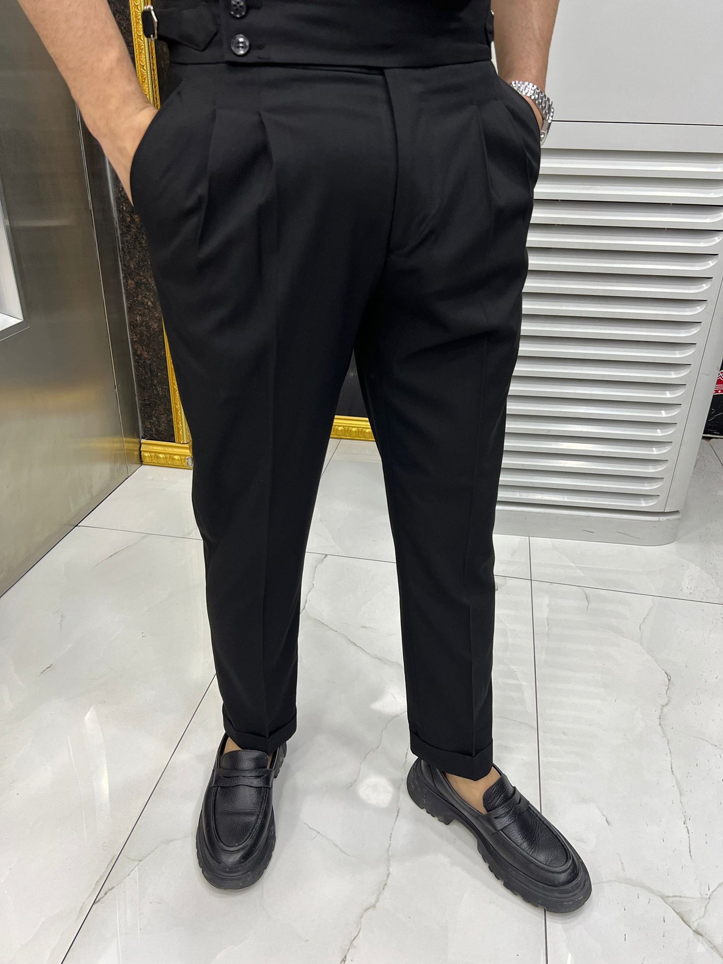 Pantalone classico con pence vita alta