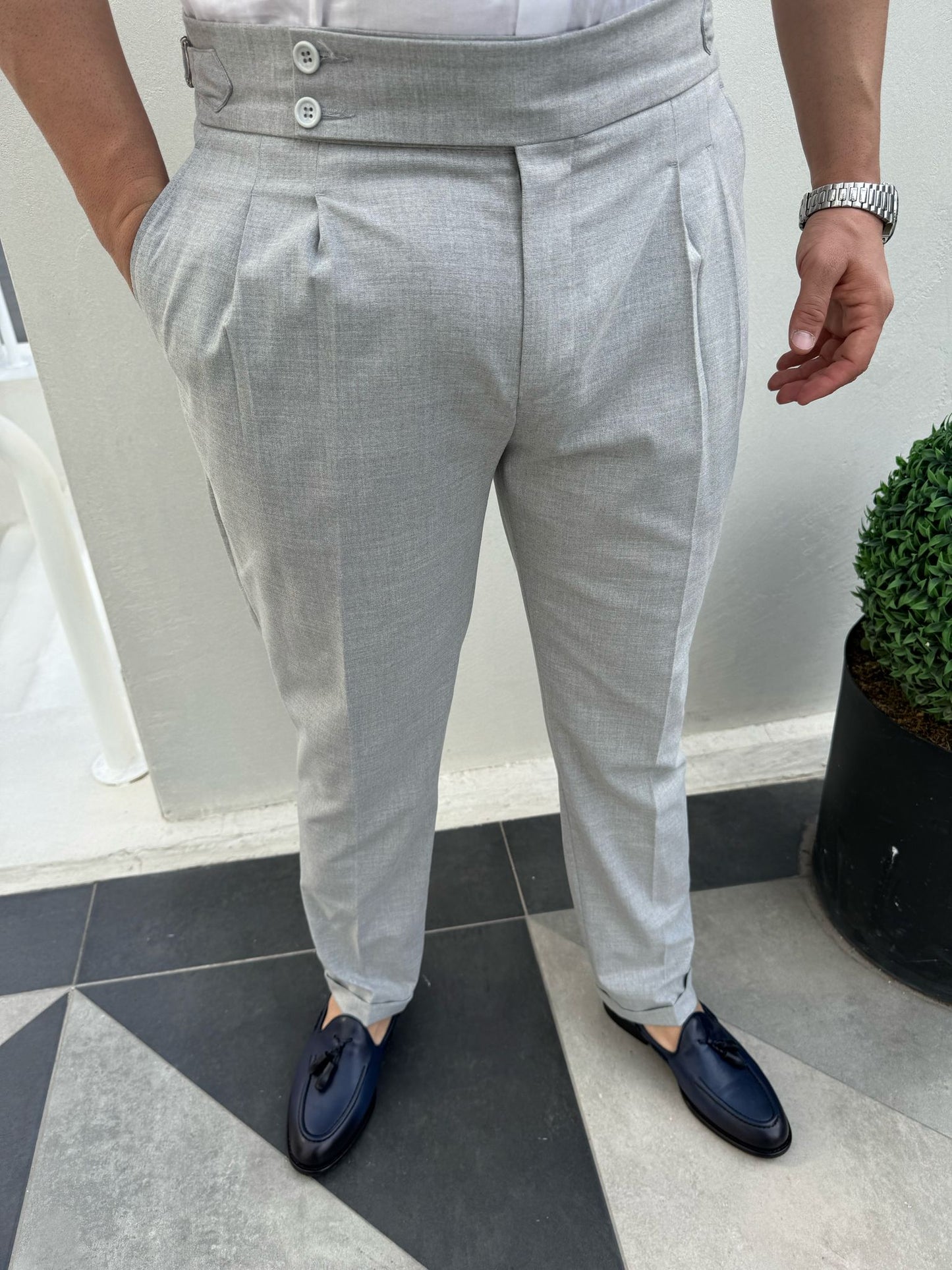 Pantalone classico con pence vita alta