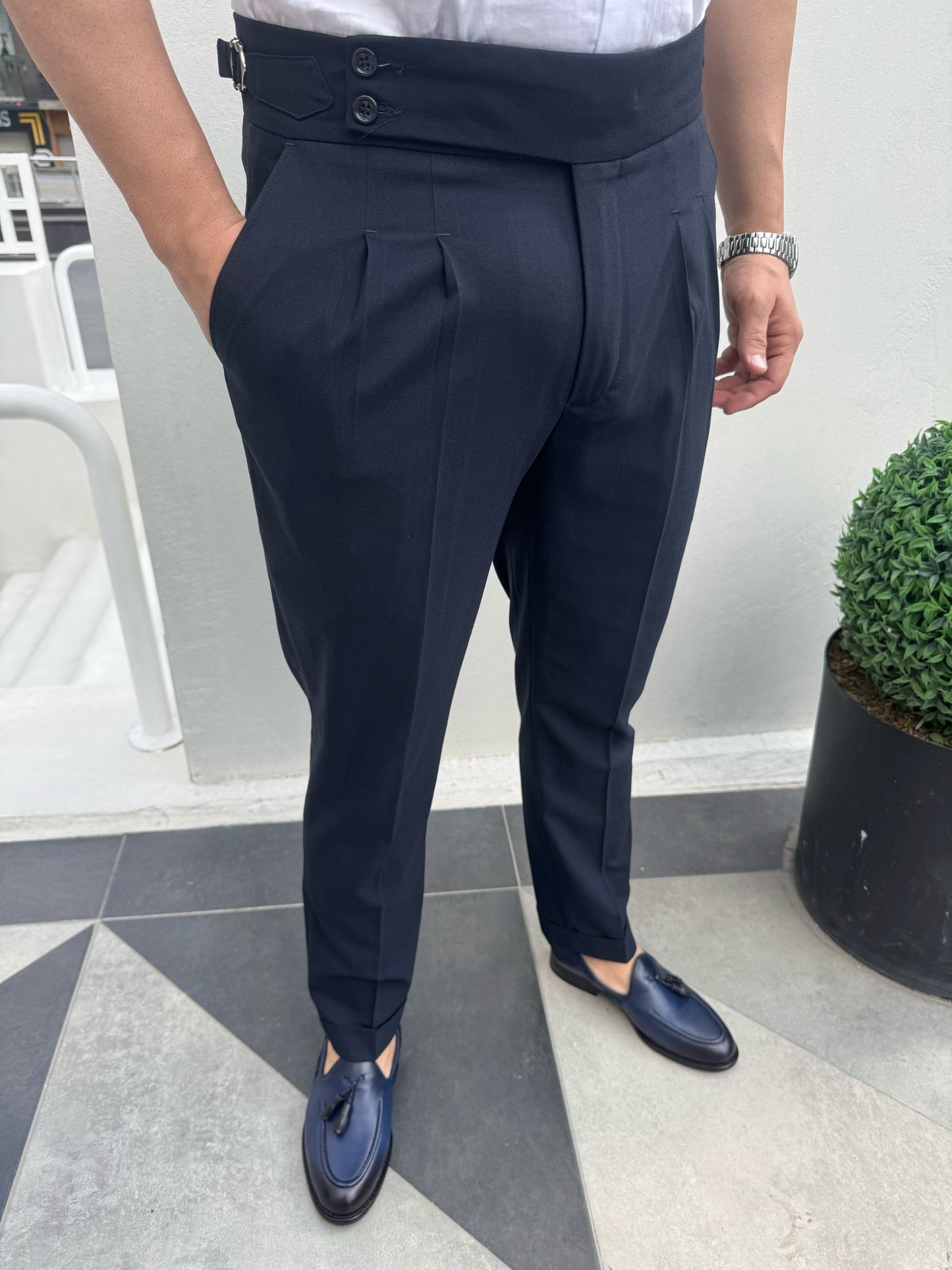 Pantalone classico con pence vita alta